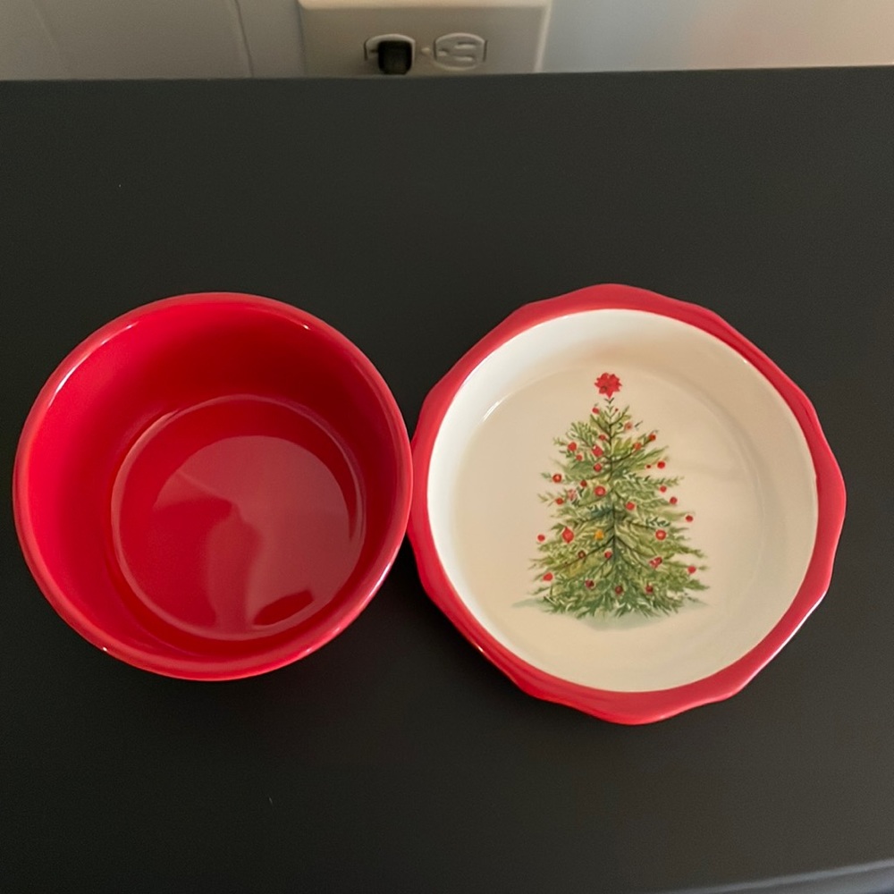 The Pioneer Woman ❤️2 small serving dishes. One Christmas tree.